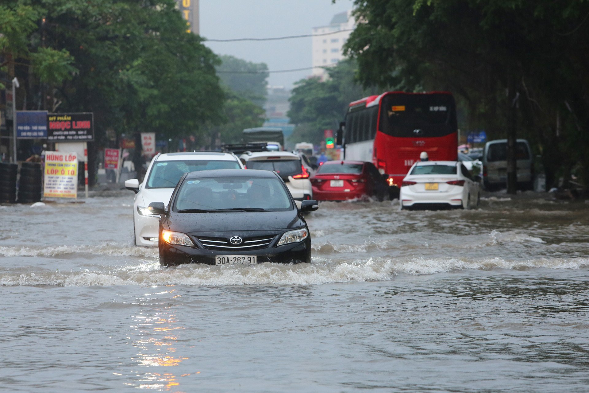 Nhiều tuyến phố Hà Nội ngập sâu sau trận mưa lớn sáng 16/9 - 11