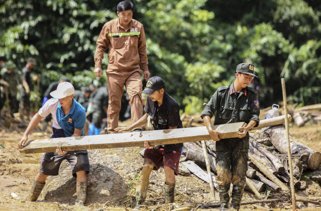 Nữ trạm trưởng vượt rừng trong đêm cứu nạn nhân vụ sạt lở ở Nậm Tông - 4