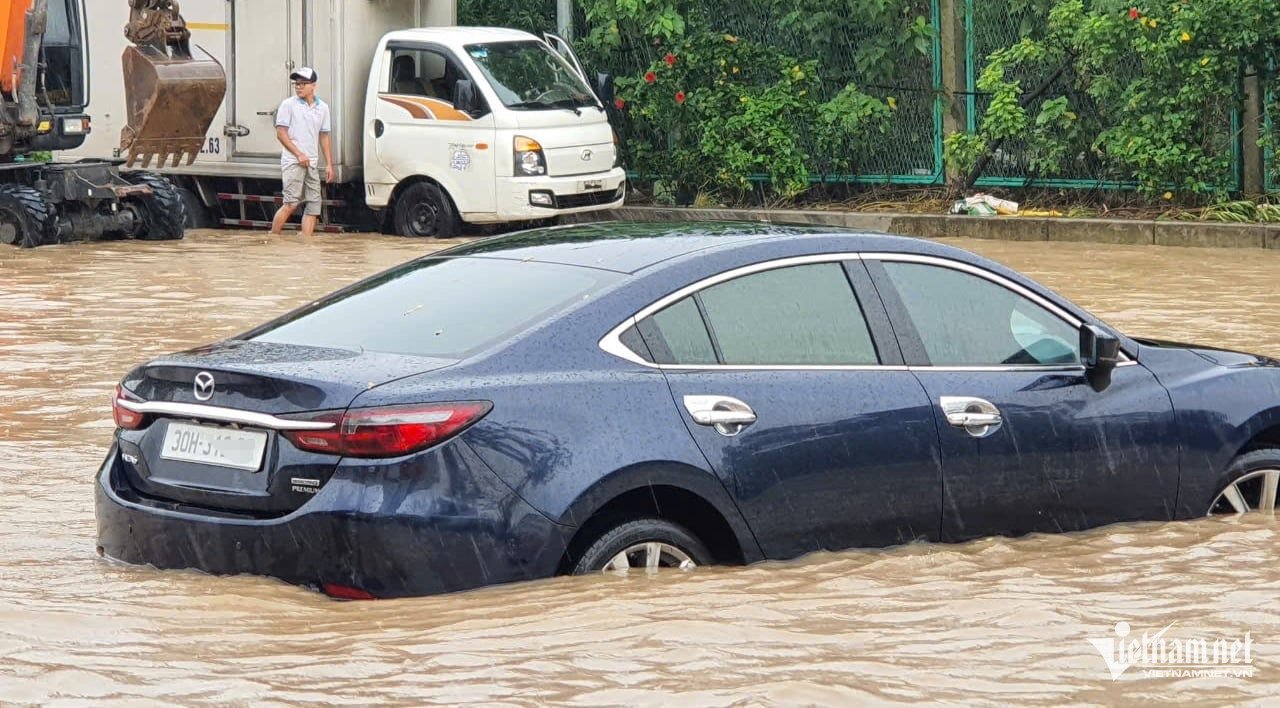 Nhiều tuyến phố Hà Nội ngập sâu sau trận mưa lớn sáng nay - 13