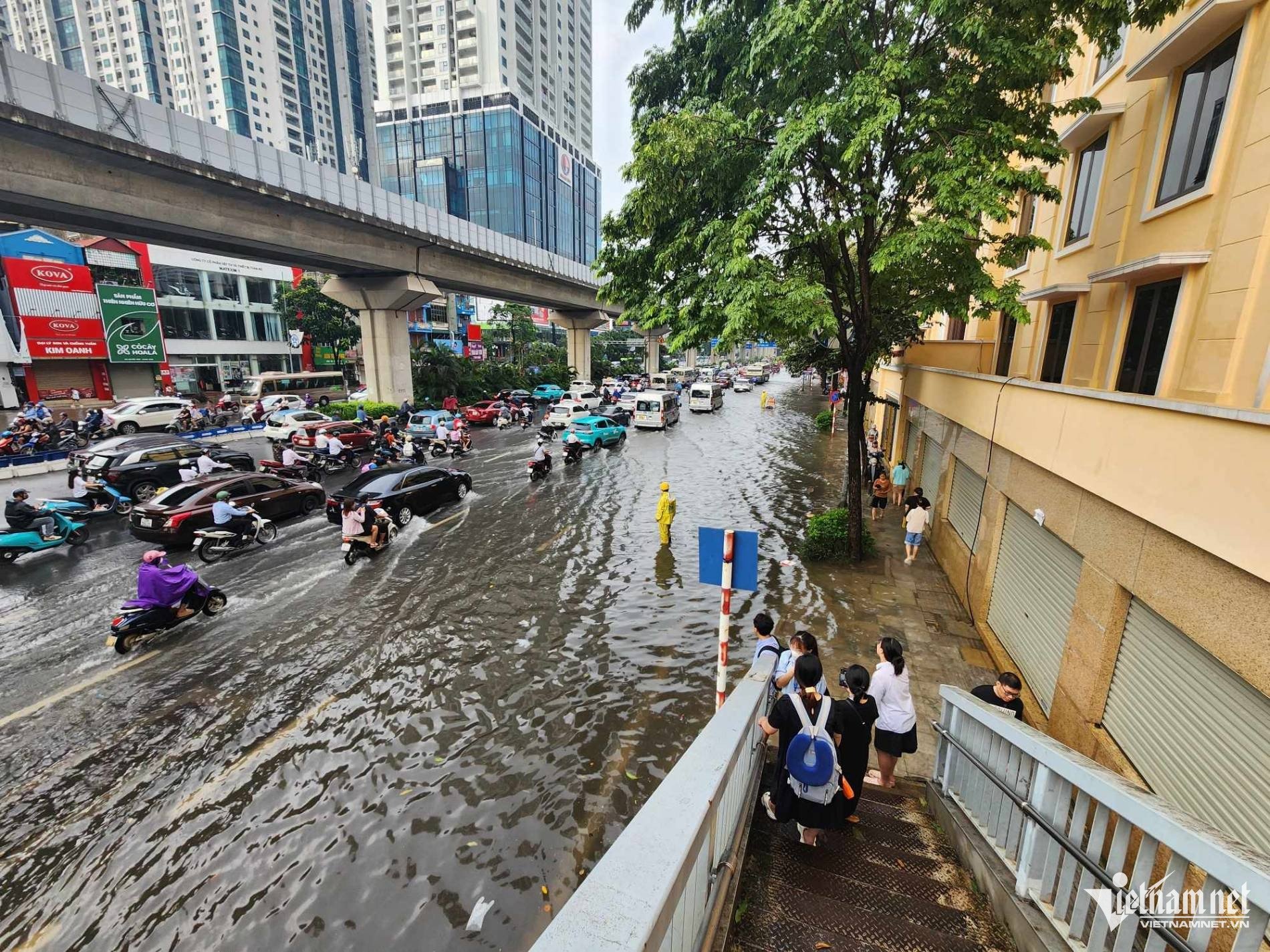 Nhiều tuyến phố Hà Nội ngập sâu sau trận mưa lớn sáng 16/9 - 8