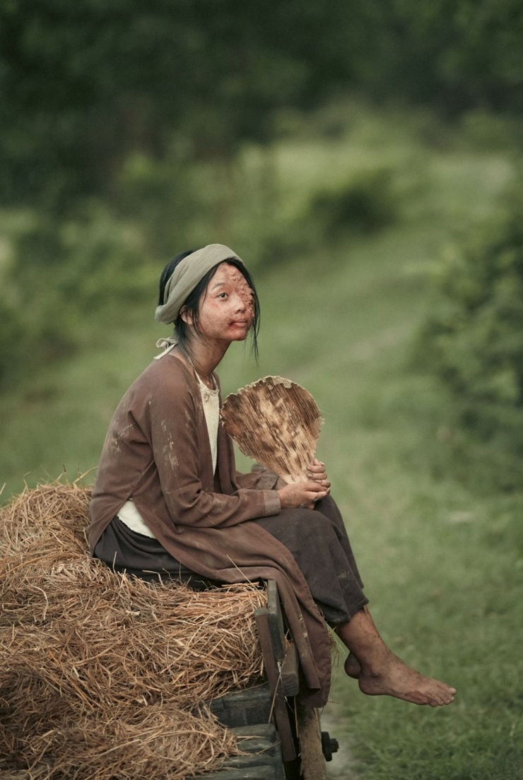 Cám do Lâm Thanh Mỹ đóng, là một trong những nhân vật trung tâm câu chuyện. Trong phim, căn bệnh của nhân vật là khởi nguồn của bi kịch. Từ bé, Cám chịu một hội chứng khiến khuôn mặt biến dạng, bị xem là nỗi ô nhục của gia tộc. Biến cố xảy ra khi Cám bị một nhóm người lạ bắt đi, từ đó trở nên quỷ quyệt.