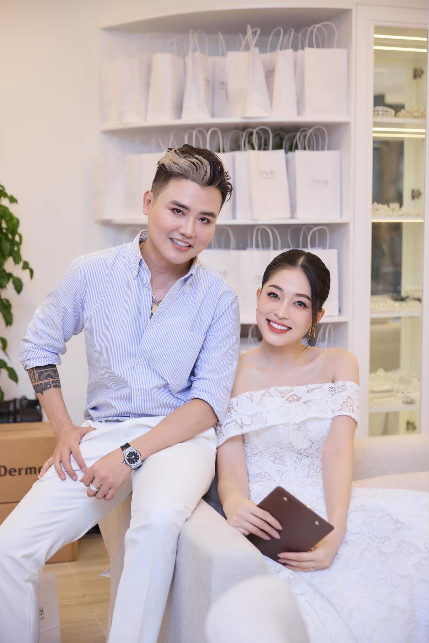 Hương Giang, á hậu Phương Nga khoe sắc bên "phù thủy makeup" John Kim - 1