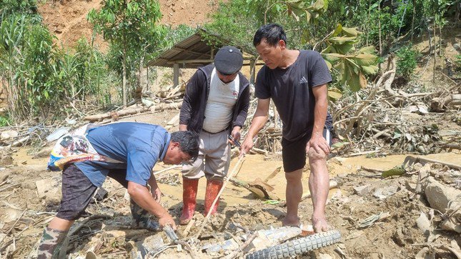 Người dân đang cố đào bới tìm người thân mất tích.