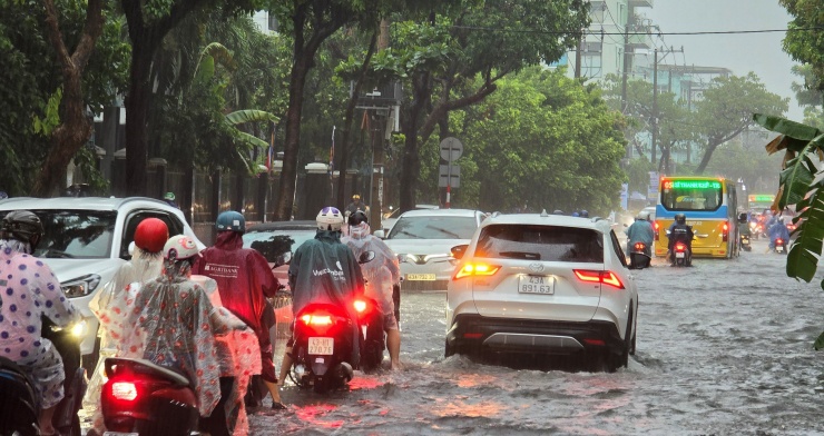 Ngập úng đúng vào giờ cao điểm, hàng dài phương tiện nối đuôi, bì bõm qua chỗ ngập