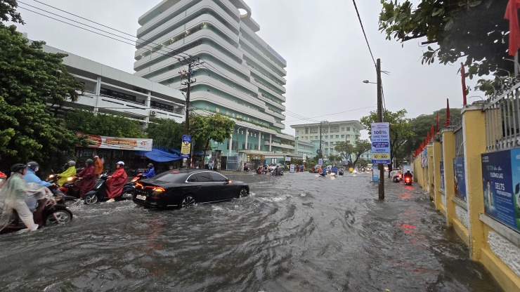 Đến 8 giờ sáng, mưa lớn vẫn tiếp diễn, tình trạng ngập tại đường Quang Trung chưa diễn tiến khả quan