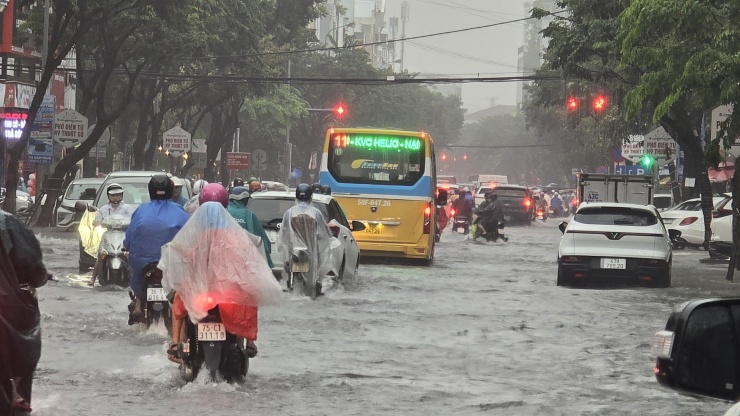 Trong khi đó, đường Hàm Nghi (quận Thanh Khê) cũng ngập sâu