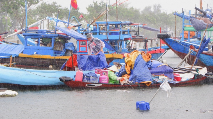 Theo báo cáo của BQL Âu thuyền và cảng cá Thọ Quang, hiện nay, neo đậu tại âu thuyền Thọ Quang có 590 tàu. Cụ thể, Đà Nẵng có 354 tàu, các tỉnh khác 236 tàu. Ngoài ra còn 95 ghe nhỏ. Ảnh: Nguyễn Thành.