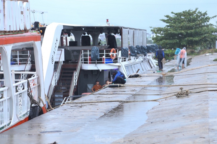 "Các du thuyền này đều có giá trị vài tỷ đồng, đây là tài sản lớn nên tất cả các chủ tàu đều nghiêm chỉnh chấp hành yêu cầu tránh trú bão để bảo vệ tài sản, đăng ký nhân viên trực với đơn vị quản lý. Mỗi mùa mưa bão, các du thuyền đều di chuyển vào khu vực này neo đậu nên đa phần đều có kinh nghiệm và sẵn sàng các phương án bảo vệ tàu khi bão đổ bộ", ông Dũng nói.