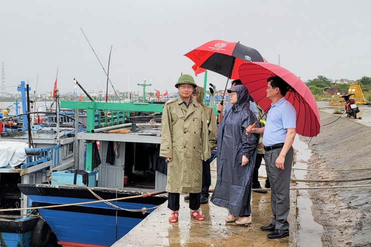 Đoàn công tác do ông Ngô Xuân Thắng - Chủ tịch HĐND TP. Đà Nẵng - làm trưởng đoàn cũng đã kiểm tra, chỉ đạo công tác công tác phòng chống, ứng phó với bão số 4 tại khu vực bến tàu K20. Thành ủy Đà Nẵng đã phân công 7 đoàn kiểm tra, chỉ đạo công tác phòng chống, ứng phó với bão số 4 tại các địa phương trên địa bàn.