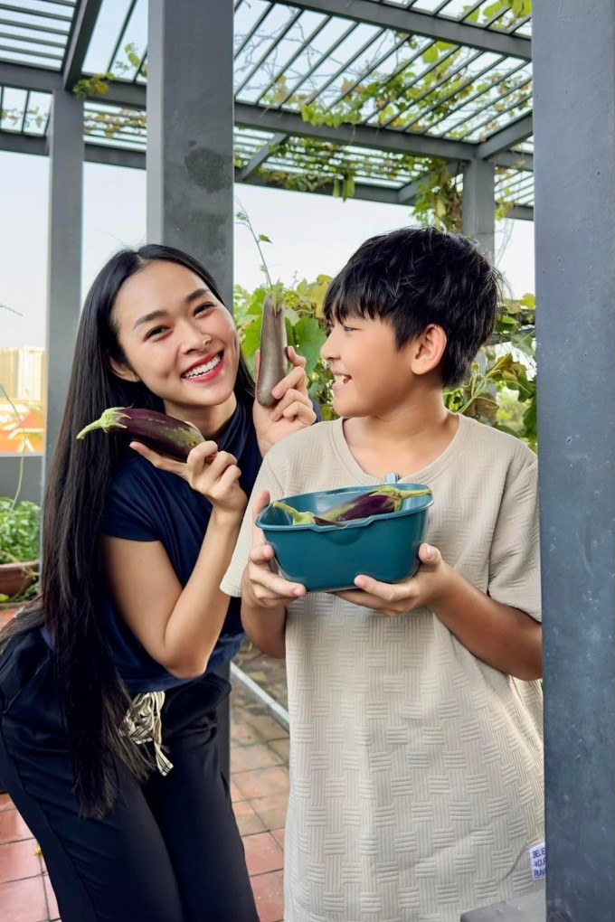 Diệp Bảo Ngọc bên con trai, bé Kid.