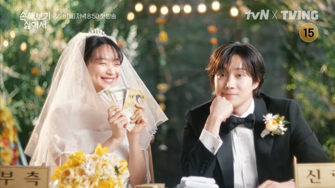 Dù chênh lệch 12 tuổi, Shin Min Ah và Kim Young Dae trông vẫn đẹp đôi. Ảnh: tvN