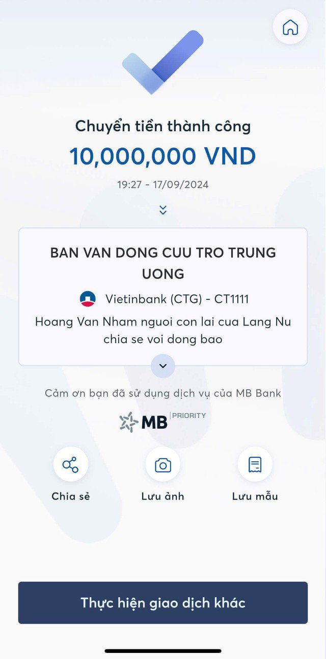 Chị Bích Hồng hỗ trợ anh Nhầm chuyển 10 triệu đến Mặt trận Tổ quốc Việt Nam