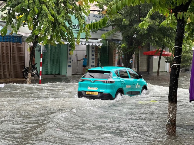 Áp thấp nhiệt đới sắp thành bão số 4: Miền Trung mưa trắng trời, nhà dân tốc mái do dông lốc - 7