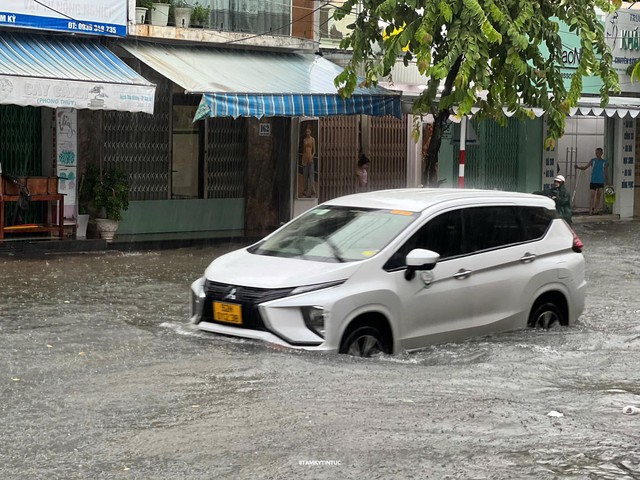 Áp thấp nhiệt đới sắp thành bão số 4: Miền Trung mưa trắng trời, nhà dân tốc mái do dông lốc - 6