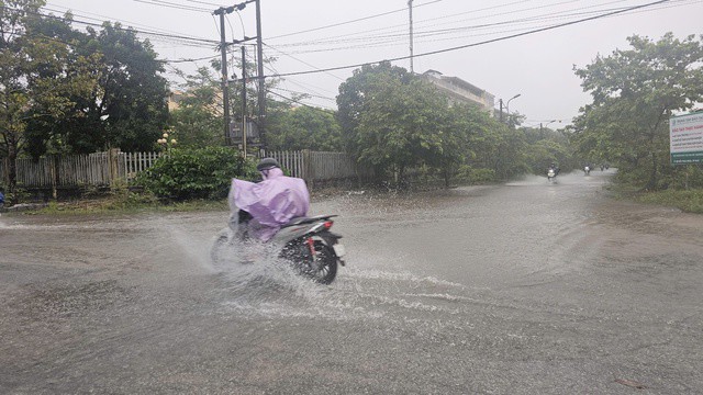 Mưa lớn trong buổi sáng và trưa khiến một số tuyến đường bị ngập cục bộ trong thời gian ngắn.