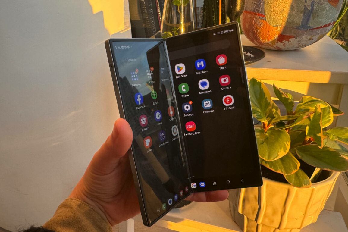 Samsung Galaxy Z Fold 6.