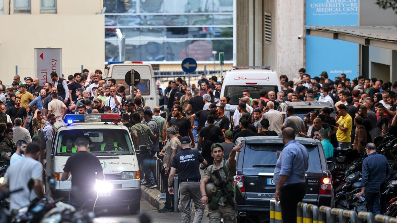 &nbsp;Đám đông nhốn nháo vây quanh xe cứu thương bên ngoài một bệnh viện ở thủ đô Beirut. Ảnh: AFP