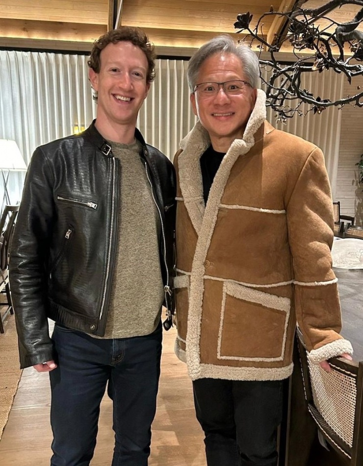 Trong một cuộc gặp gỡ, Mark Zuckerberg và Jensen Huang (phải) đổi áo cho nhau. Kiểu áo lông cừu màu nâu là mốt hot của Thu Đông 2023.