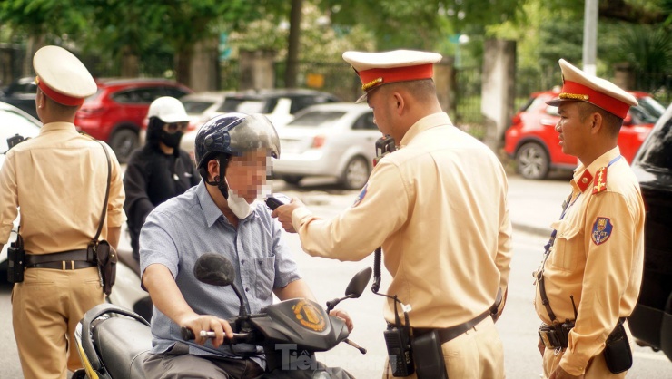 Sau khoảng 1 giờ đồng hồ kiểm tra hàng trăm phương tiện ô tô, xe máy, tổ công tác đã phát hiện 5 tài xế điều khiển xe máy vi phạm nồng độ cồn trên đường Huỳnh Thúc Kháng (quận Đống Đa, Hà Nội).