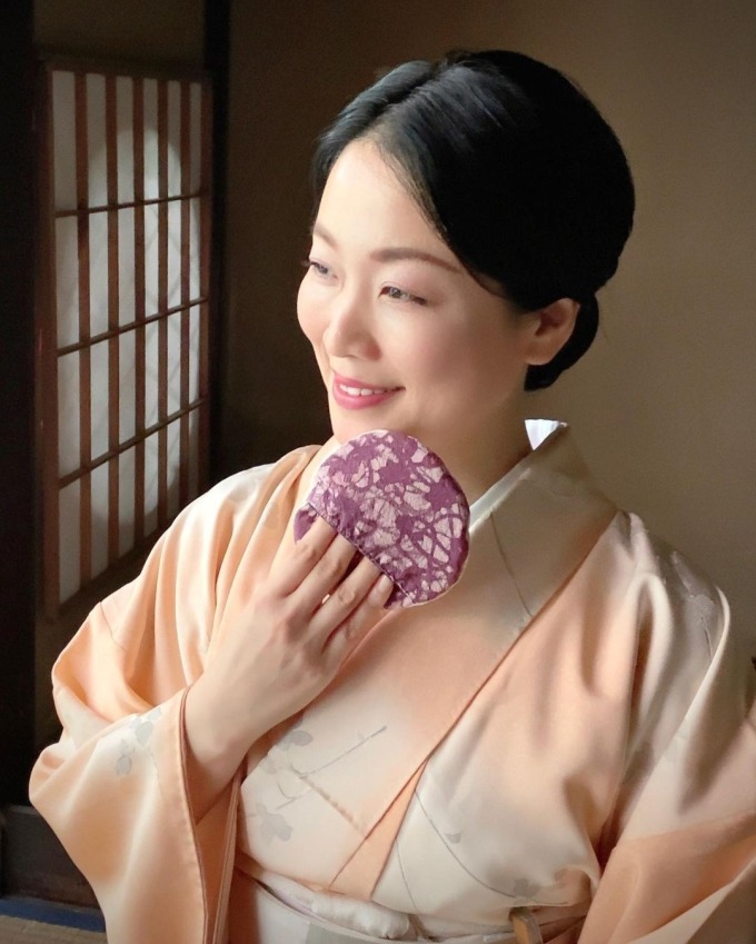 Junko Sophie Kakizaki - bậc thầy nghệ thuật cắm hoa, trà đạo đồng thời là chuyên gia văn hóa kimono tại Kyoto, Nhật Bản - giữ được làn da căng bóng, mịn màng ở tuổi 50.