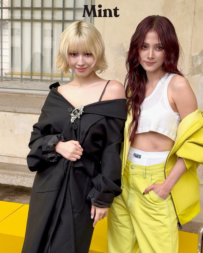 Tại Milan Fashion Week lần này, Baifern cũng có màn "đọ sắc" cùng thành viên của TWICE - Momo. Loạt ảnh chung của 2 người làm fan toàn cầu náo loạn. Mỗi người một vẻ, đều mạnh - mạnh ai nấy đẹp.