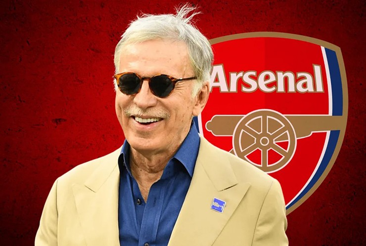 Sinh năm 1947, doanh nhân người Mỹ này là chủ sở hữu Kroenke Sports &amp; Entertainment, công ty mẹ của CLB Arsenal (Ngoại hạng Anh), Los Angeles Rams (giải bóng bầu dục Nhà nghề Mỹ), Denver Nuggets (bóng rổ Nhà nghề Mỹ), Colorado Avalanche (hockey Mỹ), Colorado Rapids (bóng đá Nhà nghề Mỹ) và nhiều đội thể thao khác.&nbsp;
