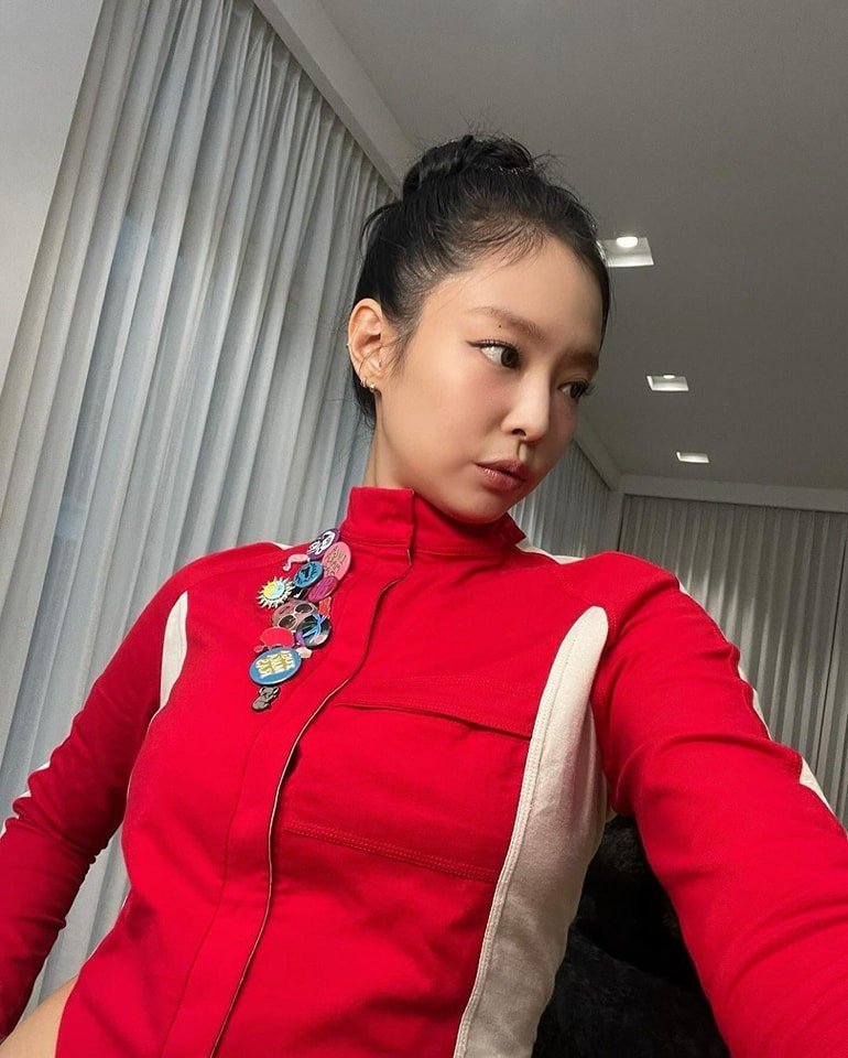 Ngày 5/9, Jennie BLACKPINK tiếp tục xuất hiện tại sự kiện private dinner mừng khai trương cửa hàng Human Made Seoul do Pharrell &amp; NIGO tổ chức. Nàng IT girl diện mẫu đầm dáng bí hot trend cùng với chiếc áo khoác jacket tông màu đỏ tươi đến từ TOILÈ STUDIOS. Cô hoàn thiện tạo hình thời thượng với đôi giày cao gót mũi nhọn đính lông có phần đế đỏ nhung.