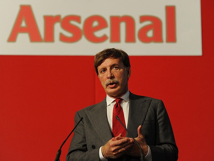 Nhà Kroenke là cổ đông lớn của Arsenal từ năm 2011, với 62% cổ phần. 7 năm sau, vị tỷ phú chi hơn 750 triệu USD để mua lại gần 30% cổ phần đội bóng từ tỷ phú Alisher Usmanov.&nbsp;
