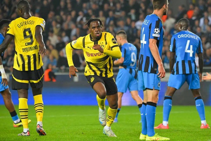 Gittens lập cú đúp cho Dortmund sau khi vào sân từ băng ghế dự bị