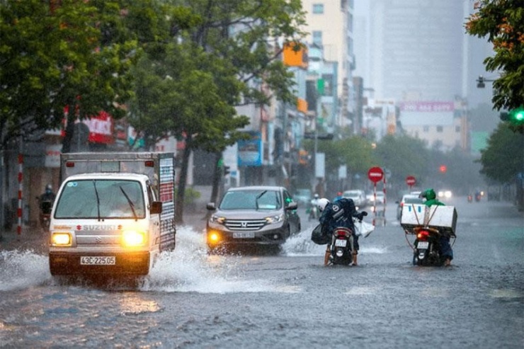 Mưa lớn tiếp diễn ở miền Trung.