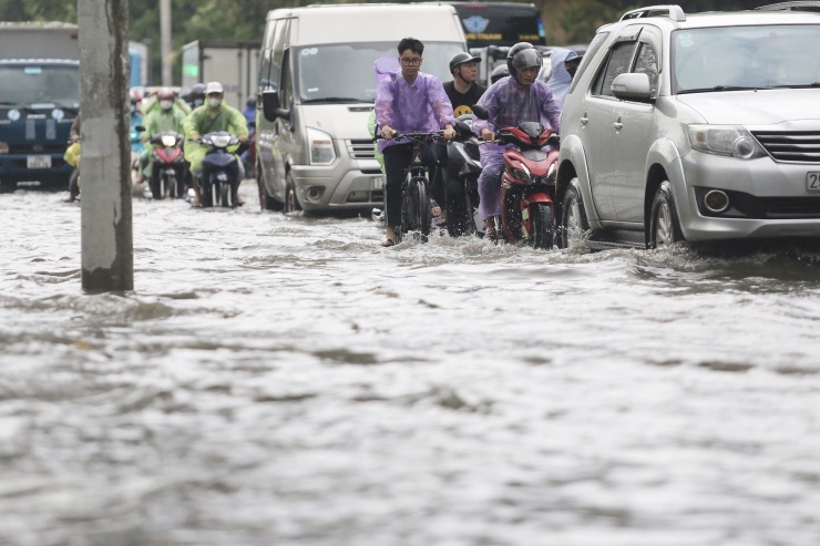 Phương tiện bì bõm lội nước, di chuyển qua khu vực trên.