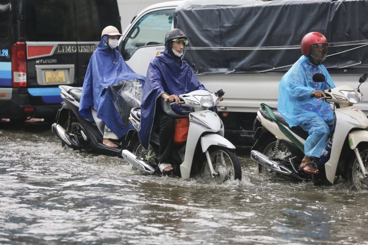 Mưa trắng trời, nhiều tuyến phố tại Hà Nội ‘thành sông’ chỉ sau 15 phút - 10