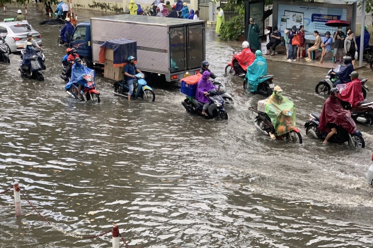 Mưa trắng trời, nhiều tuyến phố tại Hà Nội ‘thành sông’ chỉ sau 15 phút - 13