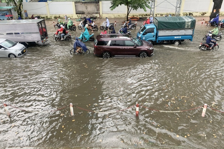 Mưa trắng trời, nhiều tuyến phố tại Hà Nội ‘thành sông’ chỉ sau 15 phút - 12