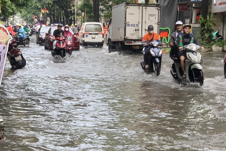 Nước ngập qua vỉa hè trên tuyến phố này.