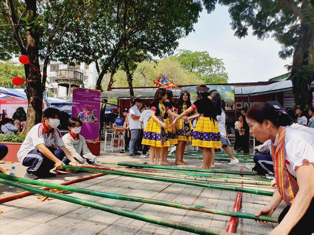 Học sinh vui chơi các môn thể thao trong giờ ra chơi Ảnh: Nguyễn Dũng