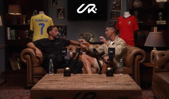 Ronaldo trò chuyện với Ferdinand trên kênh Youtube UR · Cristiano