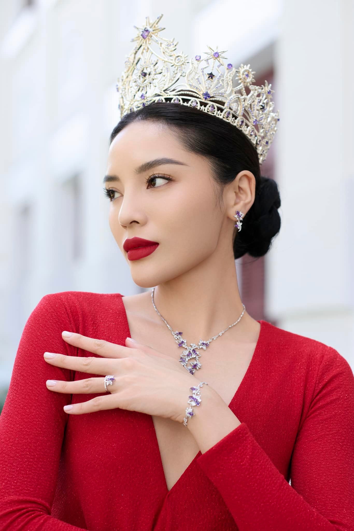 Bà Thúy Nga - Trưởng BTC Miss Universe Vietnam tỏ ra không hài lòng khi nhiều người tự đặt ra tiêu chuẩn hoa hậu phải tốt nghiệp đại học hay phải giỏi tiếng Anh.