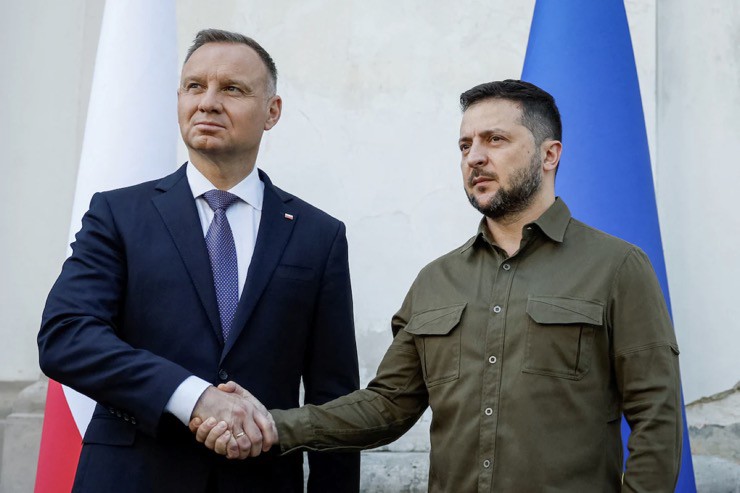 Tổng thống Ukraine Volodymyr Zelensky (phải) và Tổng thống Ba Lant Andrzej Duda bắt tay khi tham dự sự kiện tưởng niệm các nạn nhân trong Thế chiến 2 ở thành phố&nbsp;Lutsk vào ngày 9/7/2023. Ảnh: Reuters.