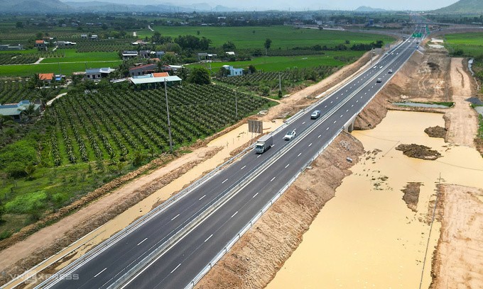 Cao tốc Vĩnh Hảo - Phan Thiết qua huyện Hàm Thuận Bắc, tỉnh Bình Thuận, không có làn dừng khẩn cấp. Ảnh: Việt Quốc