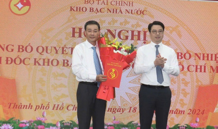 Tổng Giám đốc Kho bạc Nhà nước Trần Quân (phải) trao quyết định cho ông Lê Thanh Phương. Ảnh: VGP