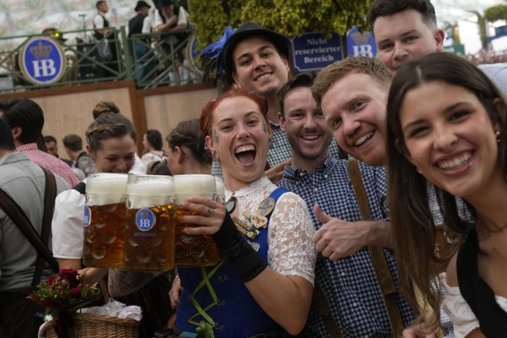 Đến với lễ hội Oktoberfest, du khách sẽ có cơ hội thưởng thức những loại bia đến từ các nhà máy bia danh tiếng tại thành phố Munich. Tất cả loại bia đều được sản xuất theo quy trình nghiêm ngặt để đảm bảo danh tiếng cho thương hiệu bia Đức (chủ yếu sử dụng các nguyên vật liệu từ thiên nhiên). Bia tại lễ hội tương đối khác biệt so với những loại bia bình thường khác: ngọt dịu hơn và chứa ít CO2 hơn. Chúng rất dễ uống và có thể khiến bạn quên mất mình đã uống nhanh và nhiều hơn bình thường đến mức nào. Ảnh: AP.