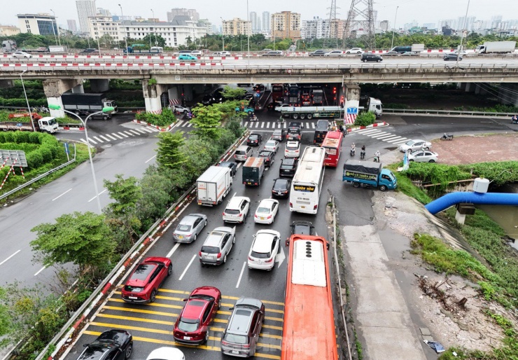 Đến hơn 15h30 dù chiếc xe đã được cứu hộ, tuy nhiên tại nút giao Pháp Vân, Hoàng Liệt (Hoàng Mai, Hà Nội) lưu lượng vẫn rất đông.