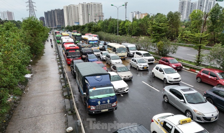 Mưa tầm tã cả ngày, cao tốc Pháp Vân - Cầu Giẽ ùn tắc nhiều giờ - 8