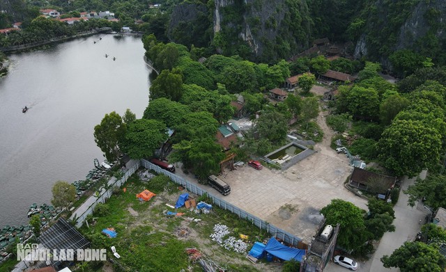 Cố Viên lầu được bao bọc quanh những ngọn núi đá vôi, nơi từng mệnh danh là "làng quê Bắc Bộ thu nhỏ"