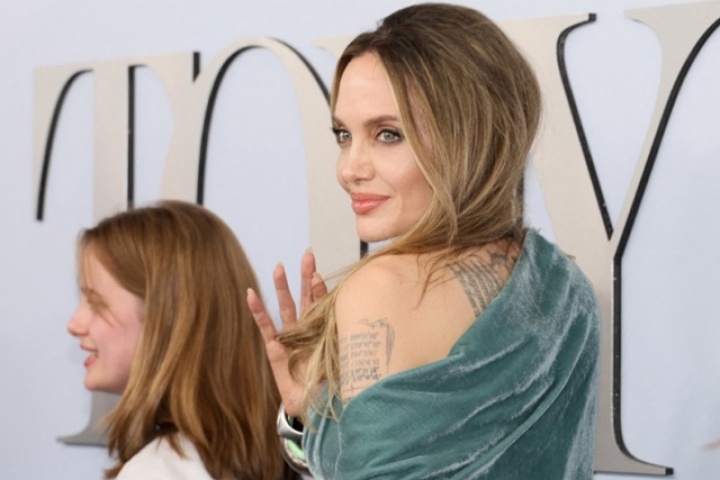 Angelina Jolie và con gái có hình xăm đôi