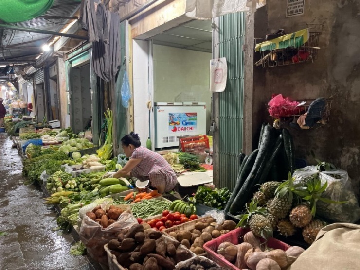 Giá cả rau củ tăng nhẹ so với ngày thường do khó khăn trong công tác thu hoạch, vận chuyển.