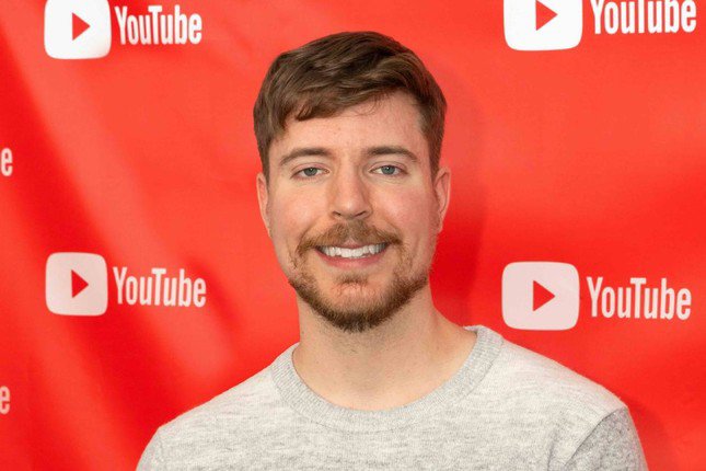 YouTuber MrBeast: Chăm làm từ thiện, gây tranh cãi vì không biết Ronaldo là ai - 3