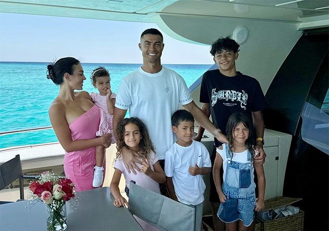 C. Ronaldo và Georgina bên 5 con trong kỳ nghỉ hè năm nay. Ảnh: Instagram Georgina Rodriguez