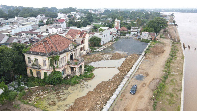 Ngôi biệt thự nằm ven sông Đồng Nai, với kiến trúc kiểu Phương Tây, có giá trị lịch sử, kiến trúc. Để xây dựng ngôi biệt thự này, 100% nguyên vật liệu được nhập từ Pháp vào đầu thế kỷ 20.